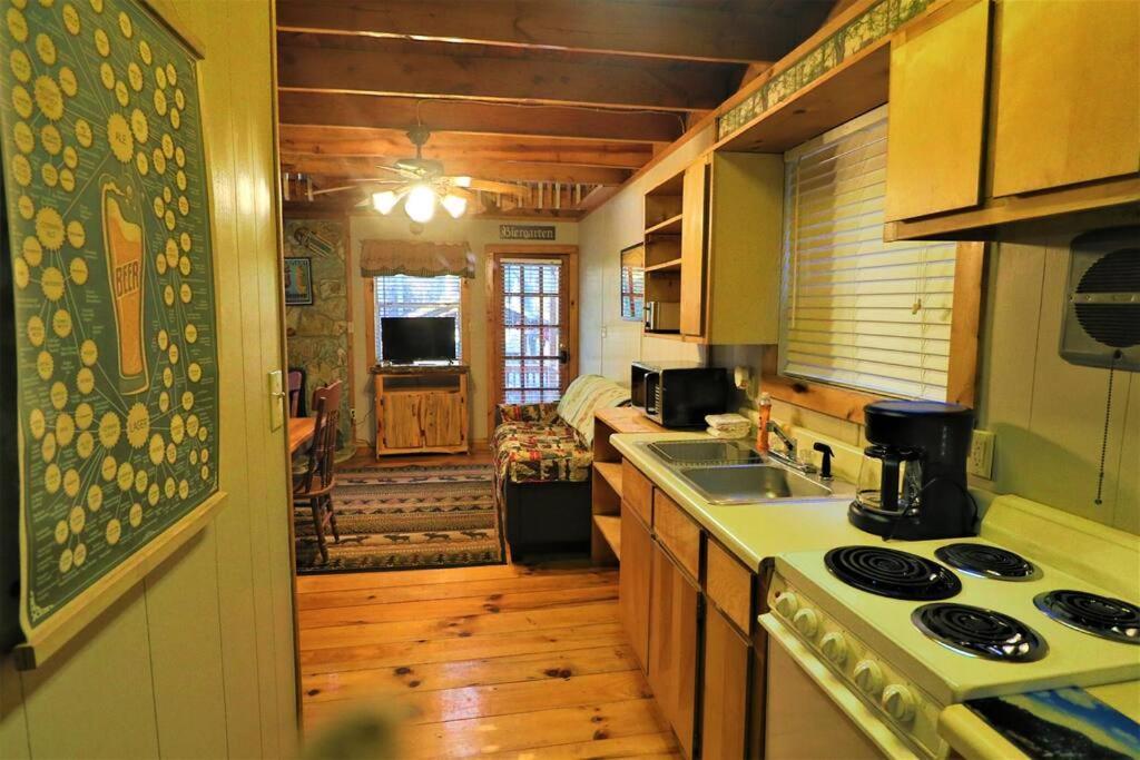 Oktoberfest Themed Cabin In Woods Stream #14 海伦 外观 照片